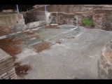 08090 ostia - regio v - insula ii - terme del filosofo (v,ii,6-7) - raum (16) - frigidarium - hinten - grosses becken.jpg